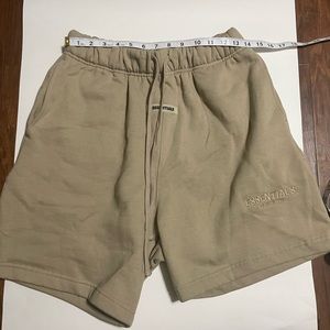 ESSENTIALS FEAR OF GOD FLEECE SHORTS IN TAN